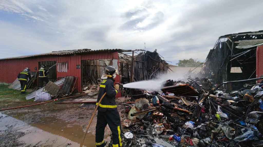 Los bomberos de Arroyo tratan de extinguir el incendio originado el Laguna de Duero