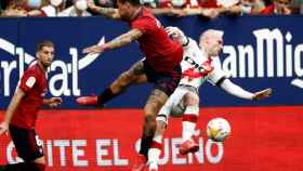 Chimy Ávila pelea un balón en el Osasuna - Rayo
