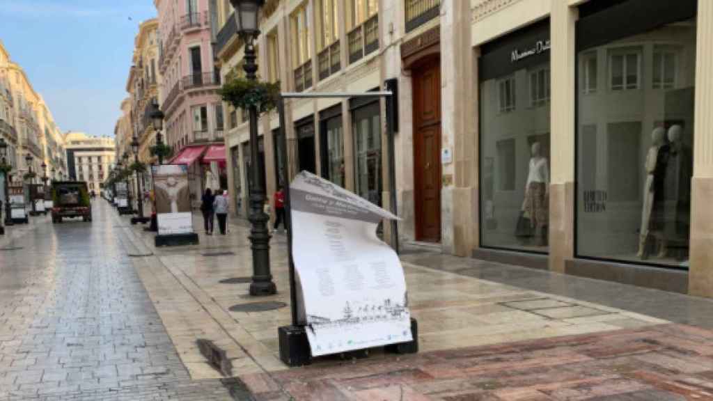 Una imagen de esta mañana en calle Larios con los carteles dañados.
