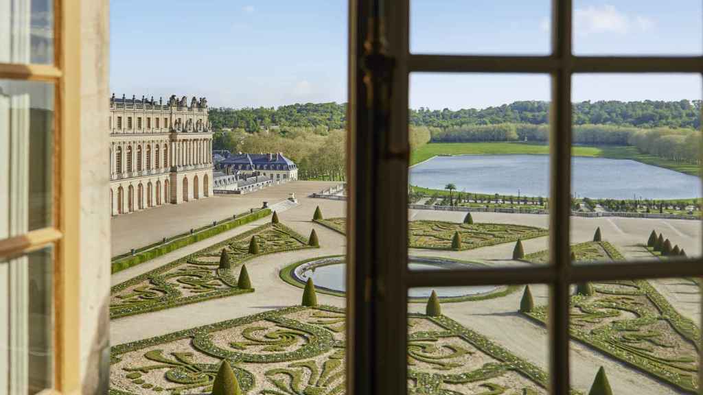 Los jardines de Versalles vistos a través de una de las ventanas del hotel Le Gran Contrôle.