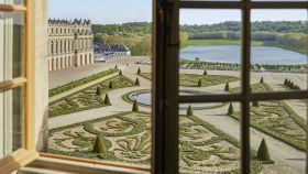 Los jardines de Versalles vistos a través de una de las ventanas del hotel Le Gran Contrôle.