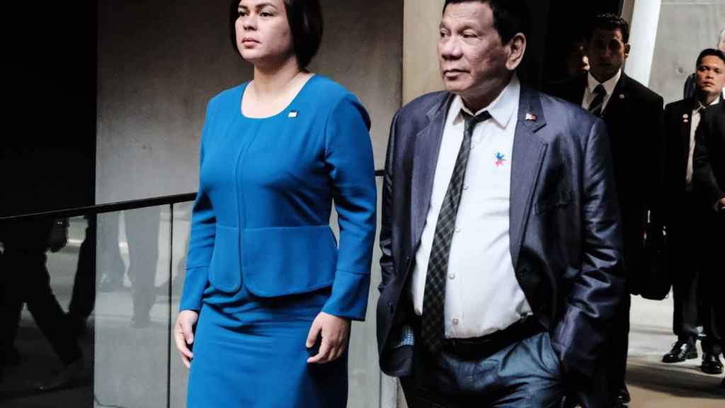 Duterte junto a su hija Sara. EP