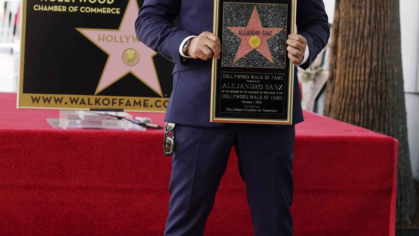 Alejandro Sanz, con la réplica de la estrella que se le entrega.
