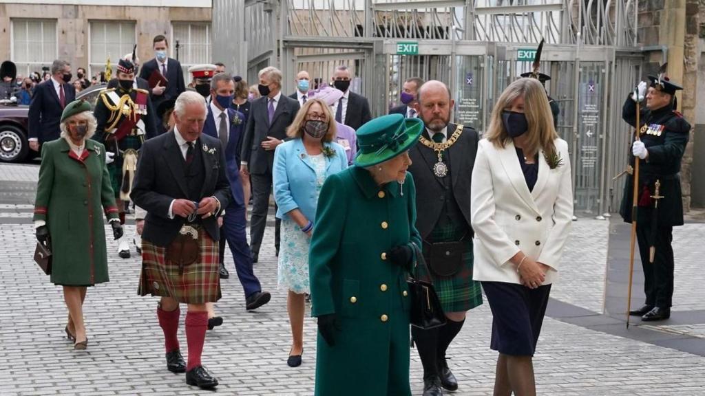 La Reina, el príncipe Carlos y su esposa Camilla, a su llegada al parlamento.