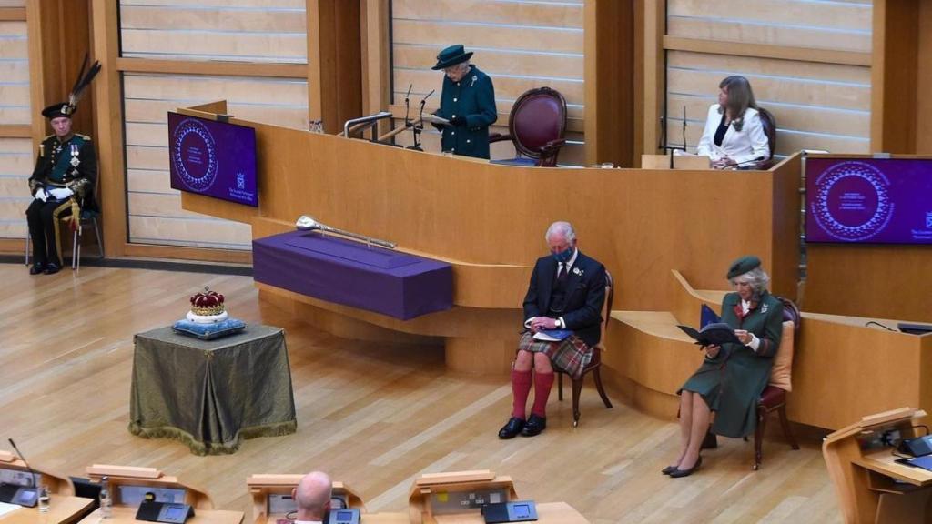 Isabel II y su hijo Carlos y Camilla, durante la sesión del Parlamento escocés.