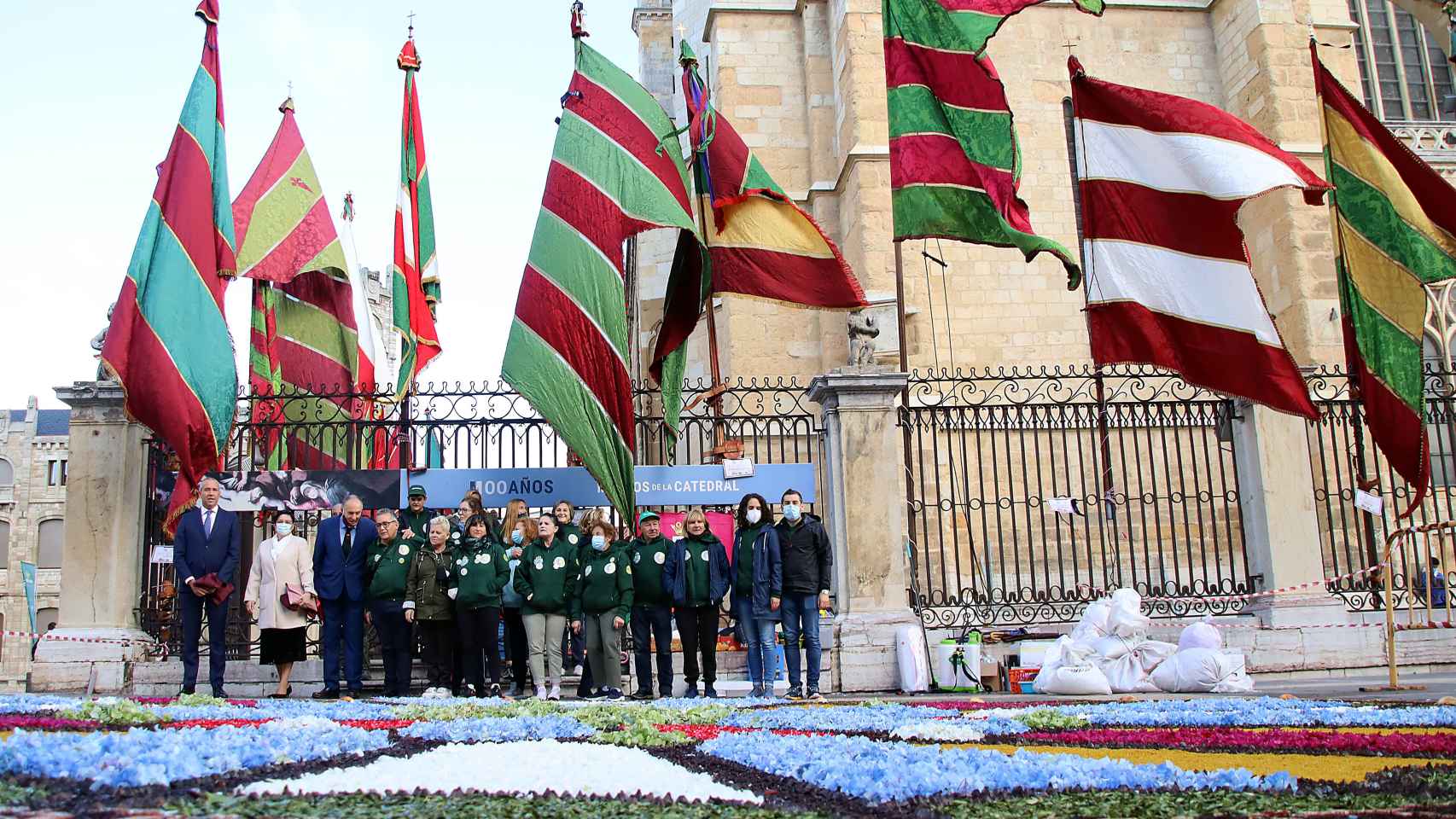 La asociación Corpus Christi instala una alfombra de flores a los pies de la Catedral de León (1)