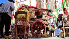Pendones y carros engalanados llena de tradición el casco histórico de León por San Froilán