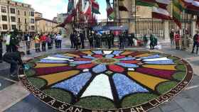 La asociación Corpus Christi instala una alfombra de flores a los pies de la Catedral de León