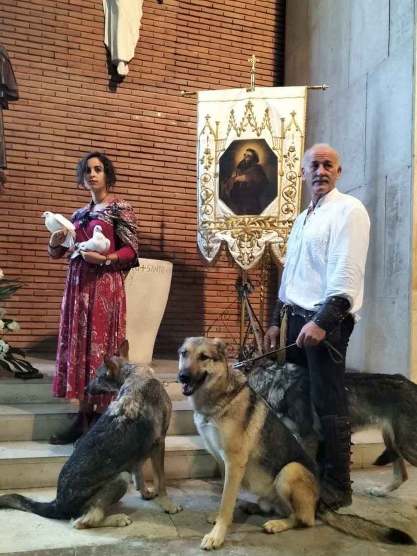 Momento de la celebración dentro de la iglesia con los lobos