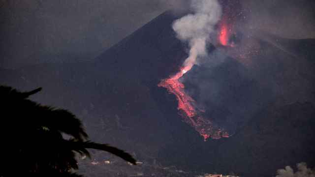 Aumenta la actividad explosiva del volcán de La Palma y no se descarta la aparición de nuevas bocas