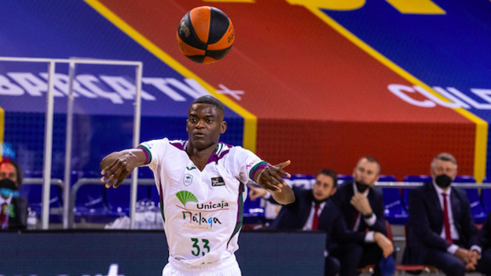 Yannick Nzosa en un partido con Unicaja