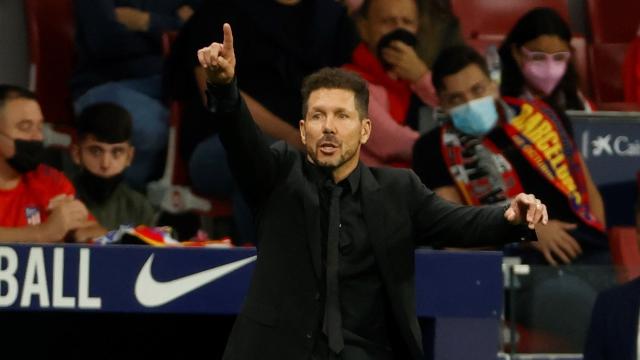 El 'Cholo' Simeone da indicaciones desde la banda contra el Barça