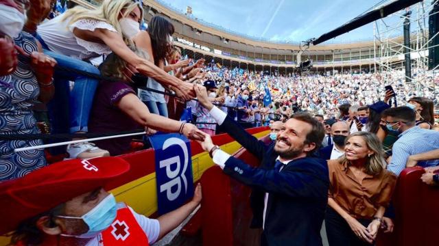 Pablo Casado, en la Plaza de Toros de Valencia. EE