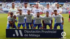 Camisetas de apoyo del Málaga CF a Luis Muñoz antes de arrancar el partido.