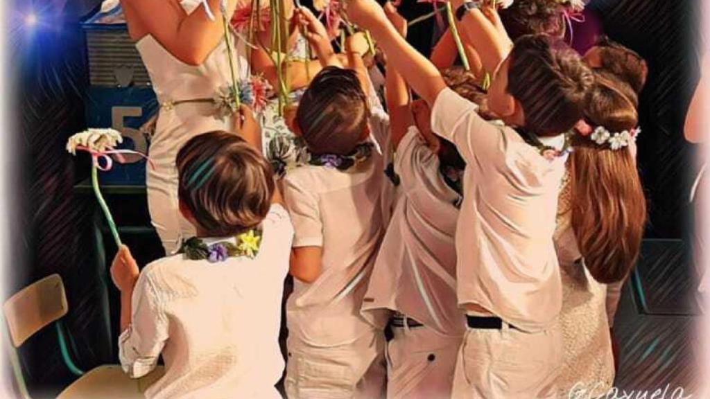 Ana con sus niños de años anteriores.