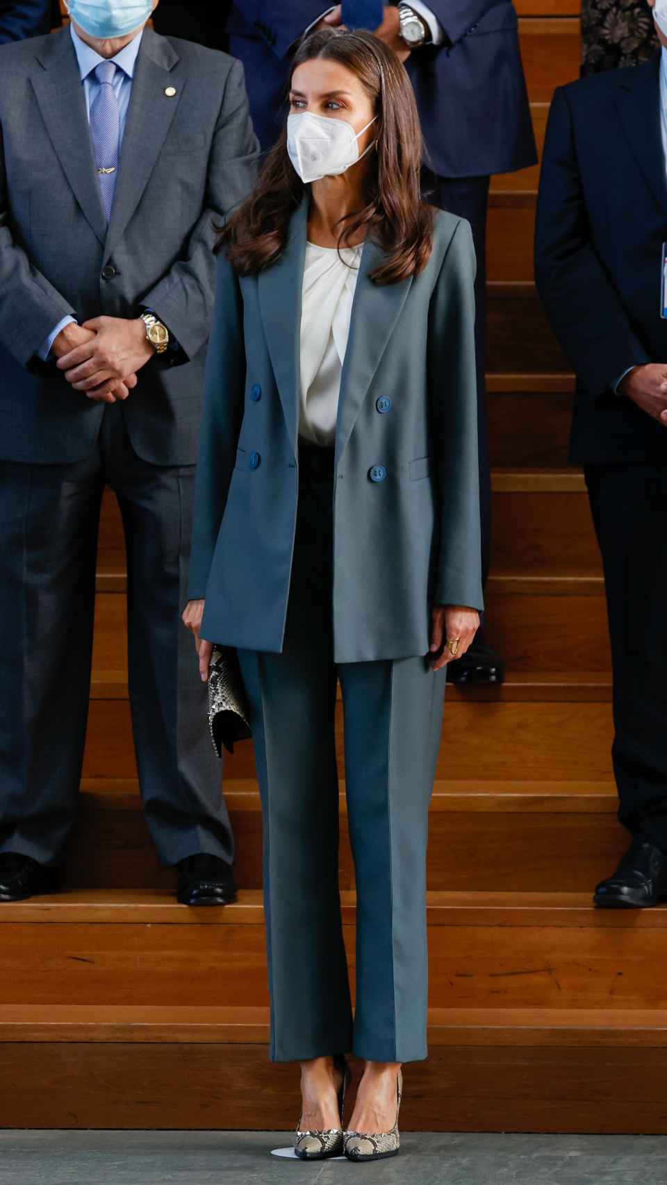 La Reina con traje de chaqueta y zapatos de pitón.