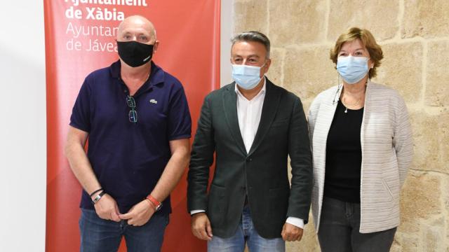 El alcalde socialista José Cholvi, en el centro, con Juan Ortolá, de CPJ y con la también socialista Doris Courcelles.