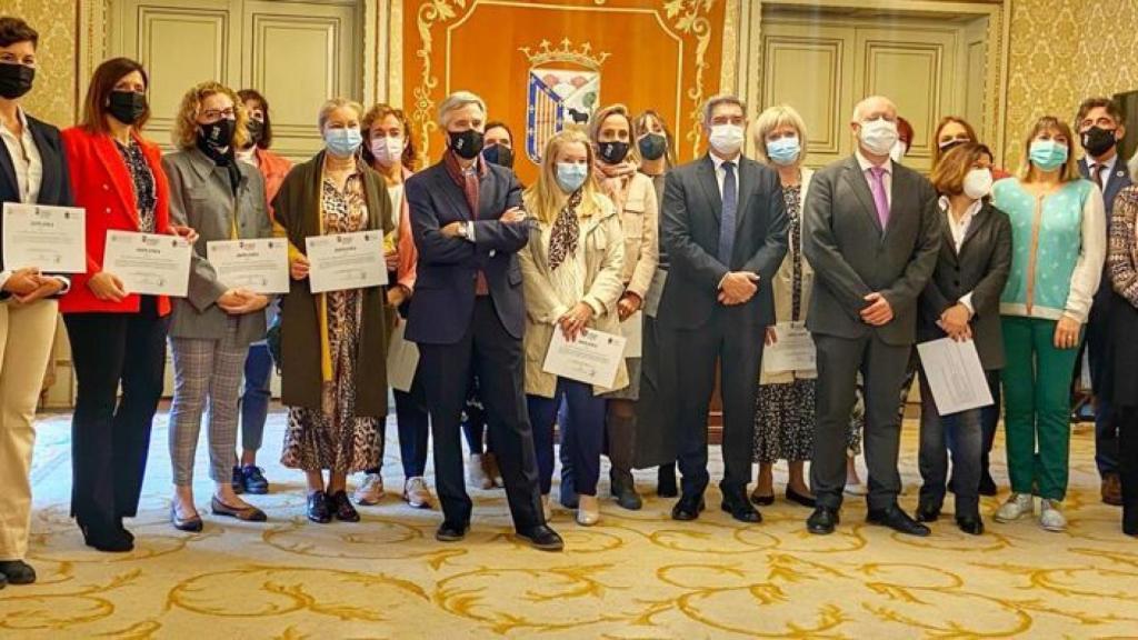 Las participantes en el programa posan con el concejal Juan José Sánchez en el salón de recepciones del Ayuntamiento