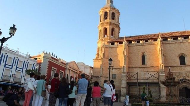 Turistas en la localidad ciudadrealeña de Valdepeñas