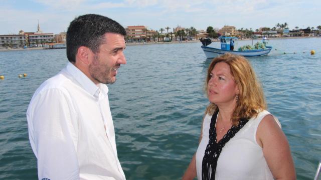 El consejero de Agua, Antonio Luengo, junto al Mar Menor, en una foto de archivo.