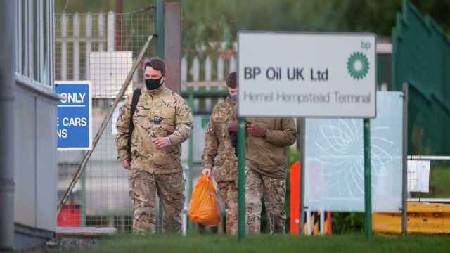 200 militares de Reino Unido comienzan a entregar gasolina a las estaciones de servicio