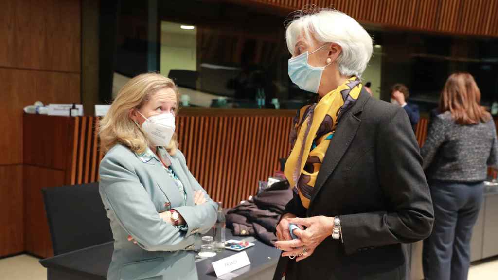 Nadia Calviño conversa con Christine Lagarde (BCE) durante la reunión del Eurogrupo este lunes