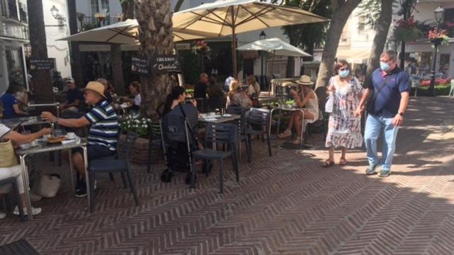 Terraza de un bar en el centro de Marbella (Málaga).