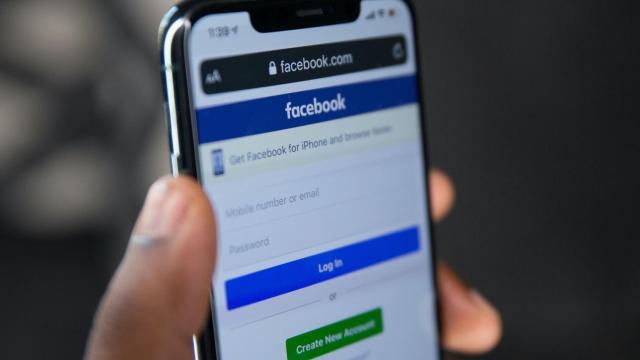 Aplicación de Facebook en un móvil