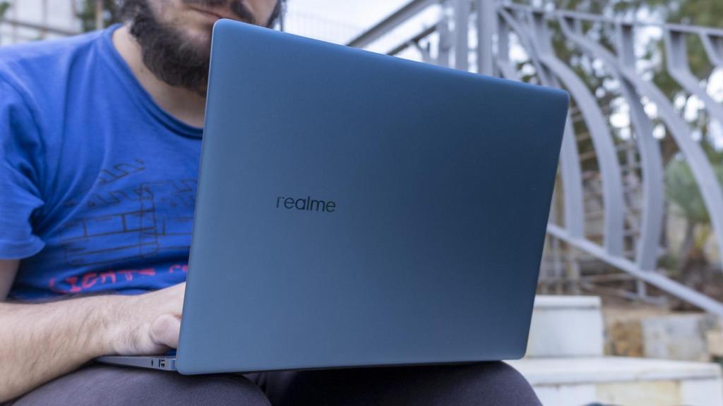 Realme Book.