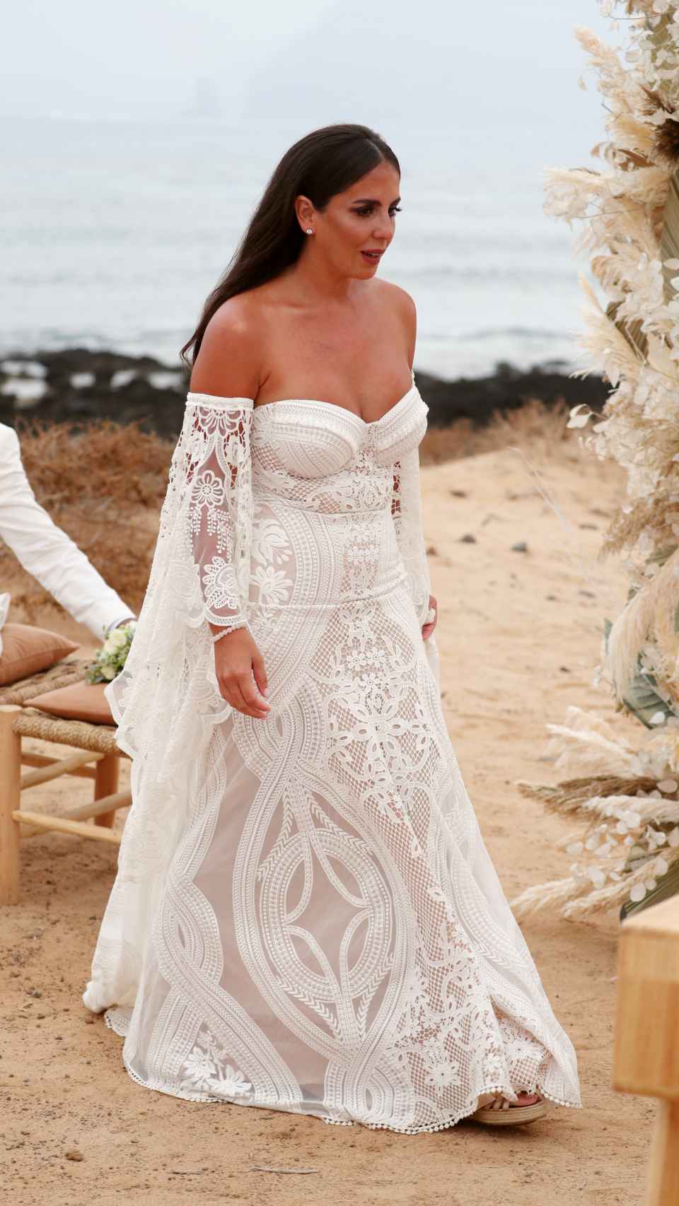 Anabel Pantoja lució un vestido de novia de estilo boho creado por una firma de Nueva Zelanda.