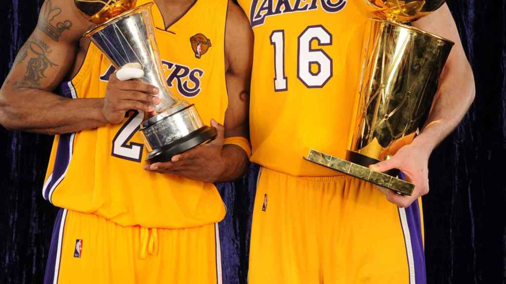 Kobe Bryant y Pau Gasol, celebrando el anillo con los Lakers de 2009