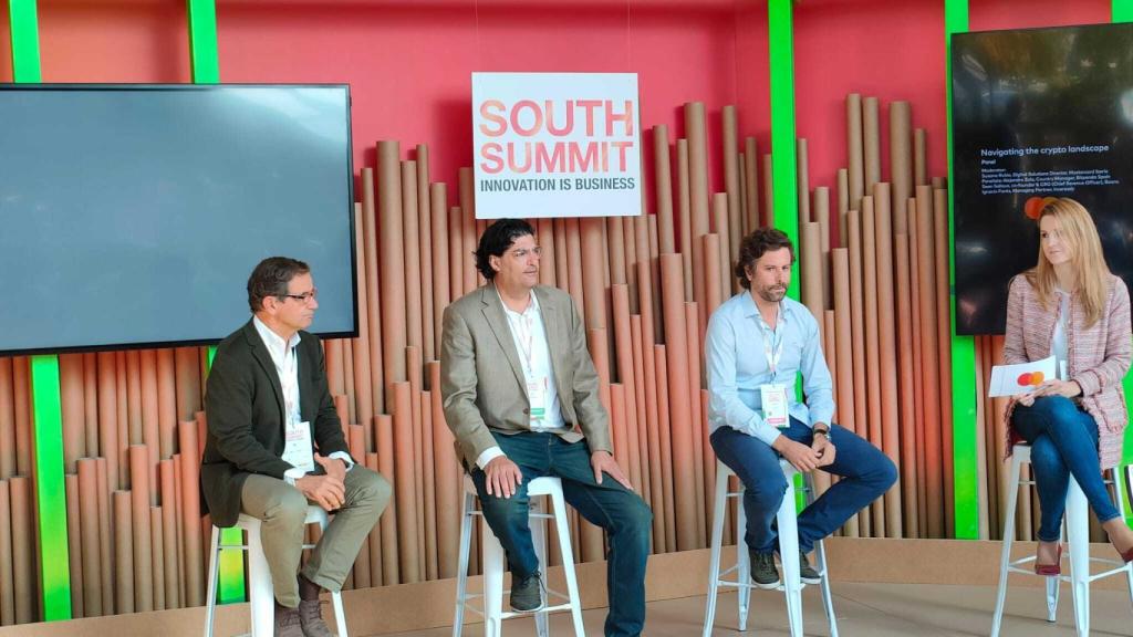 Imagen de la mesa redonda compartida por Susana Rubio (Mastercard) y los portavoces de Bitpanda, Baanx e Inveready.