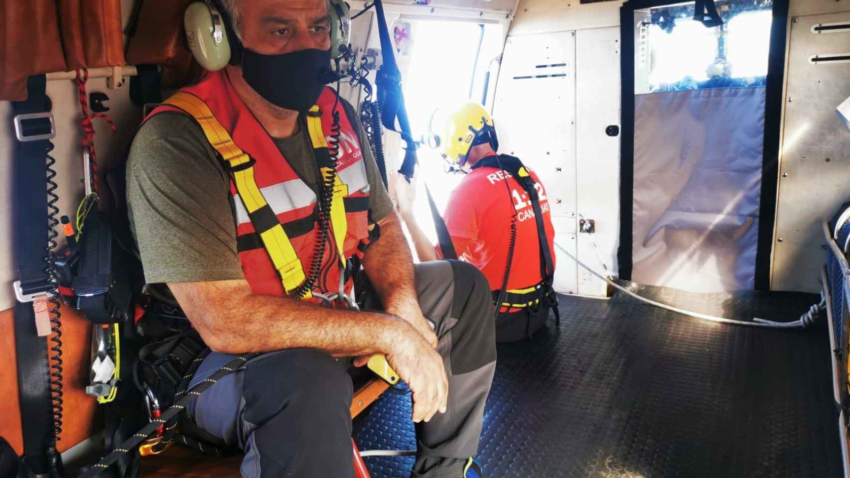 Stavros, durante el primer vuelo de reconocimiento en helicóptero del volcán.