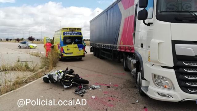 Accidente de una motocicleta con un camión / @PoliciaLocalAD