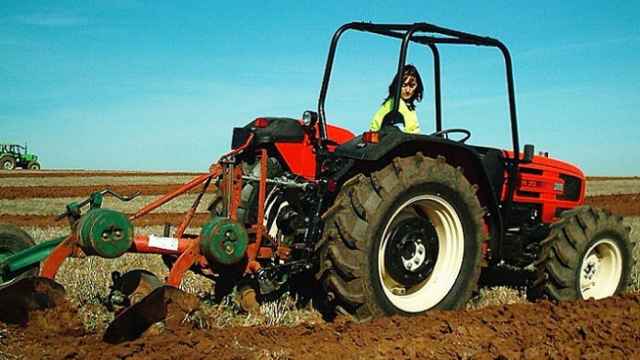 Mujer trabajando con un tractor