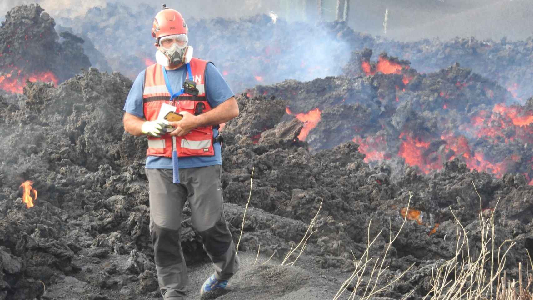 Stavros Meletlidis, durante una toma de muestras de la lava del volcán de La Palma.