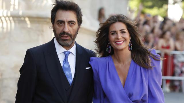 Nuria Roca y Juan del Val en la boda de Sergio Ramos y Pilar Rubio.