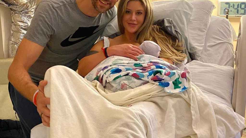 Pau Gasol y Cat McDonell tras convertirse en padres.