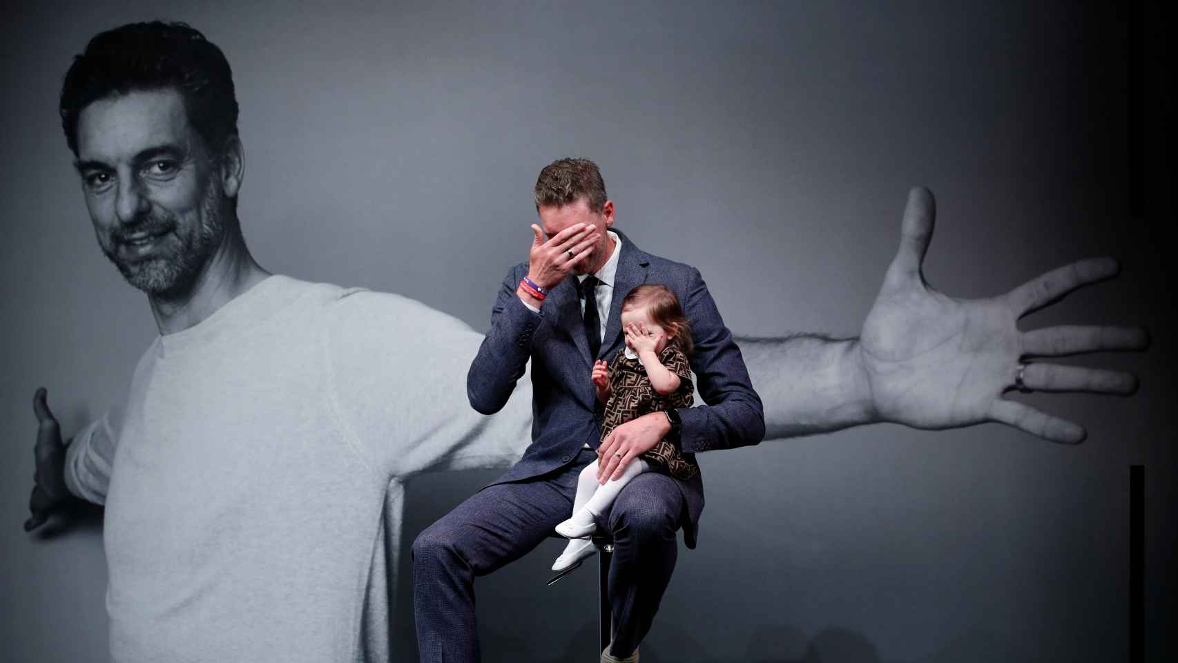 Pau Gasol, con su hija, en el acto de anuncio de su retirada del baloncesto