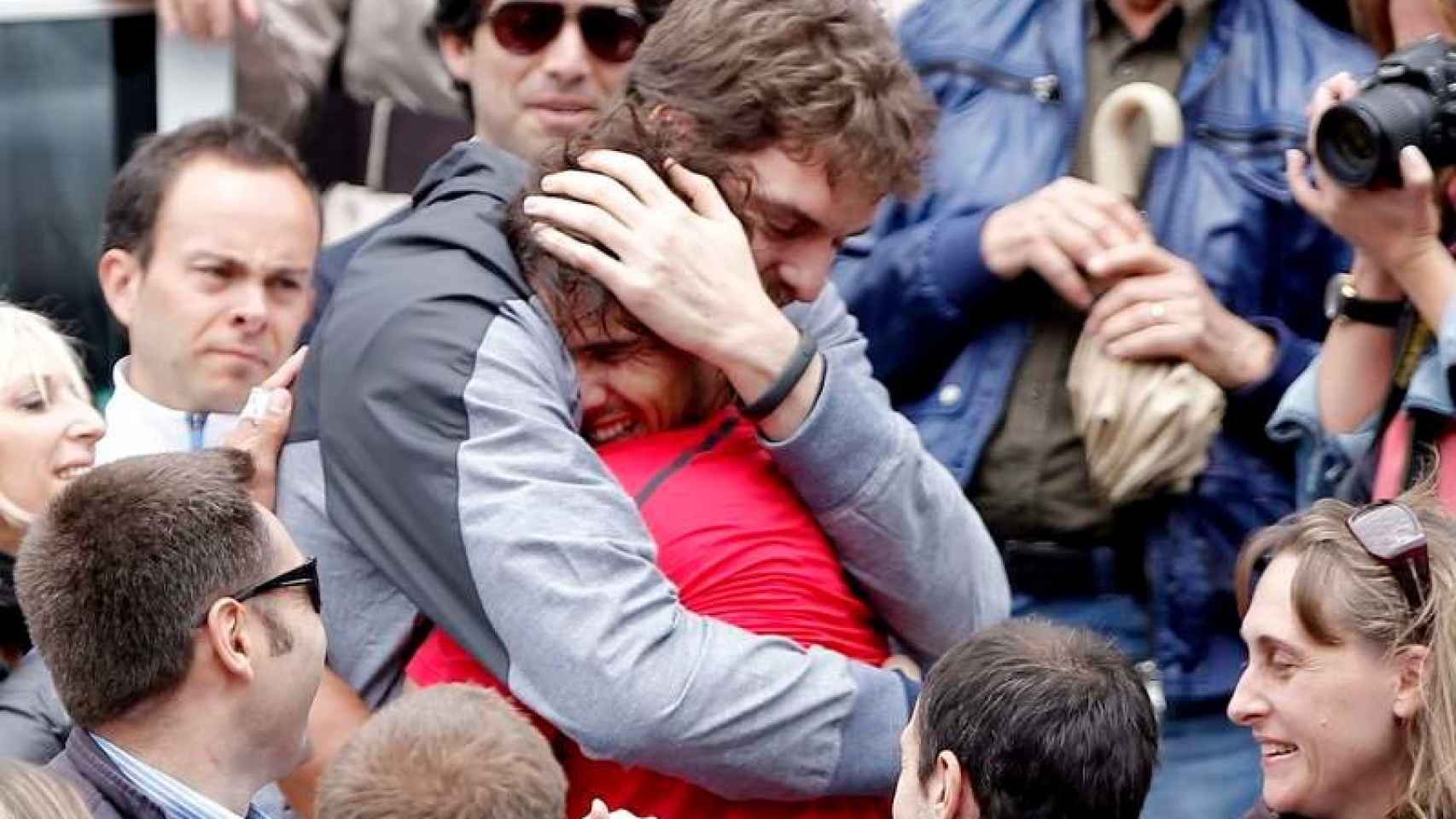 Rafael Nadal y Pau Gasol se abrazan tras la final de Roland Garros en 2012.