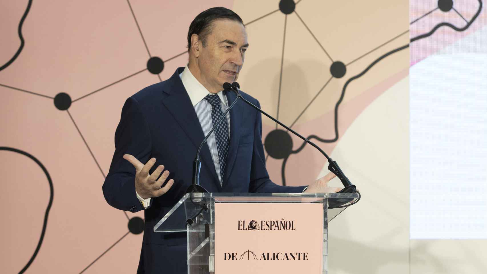 Pedro J. Ramírez, presidente ejecutivo y director de EL ESPAÑOL, durante su intervención en la inauguración del Foro Económico Español 'Oportunidades, innovación y reactivación de Alicante'.