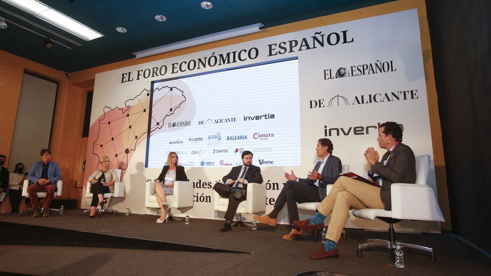 Los ponentes en la mesa han analizado la situación del tejido empresarial en Alicante.