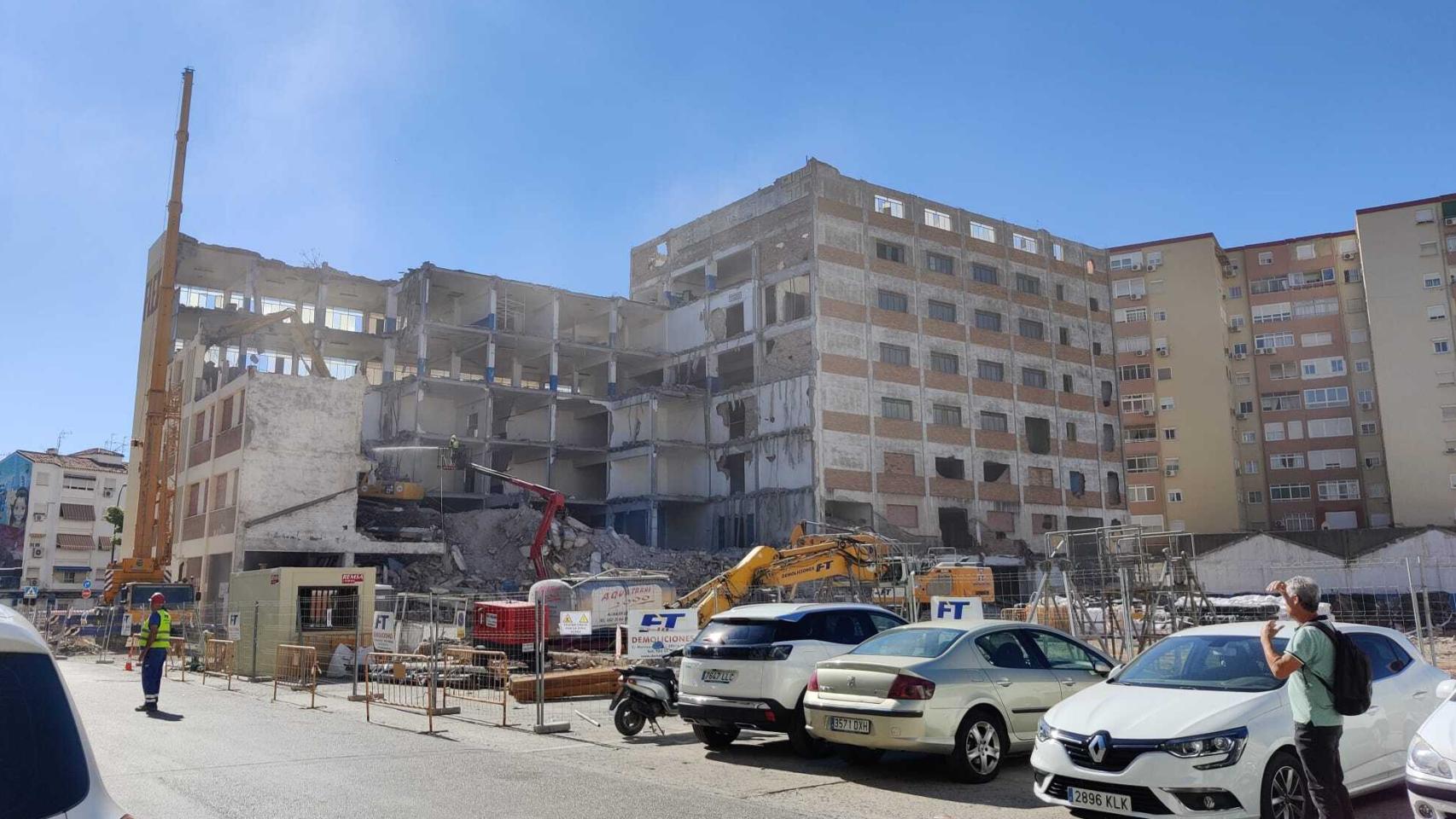 Así se demuele el antiguo edificio de Flex, en Málaga.