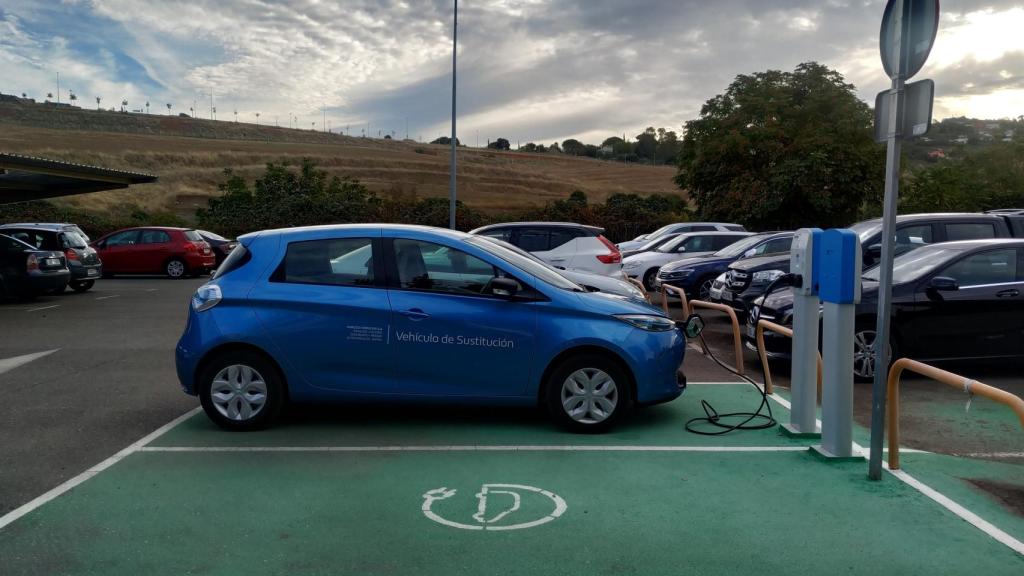 Imagen de un coche eléctrico en una estación de recarga.