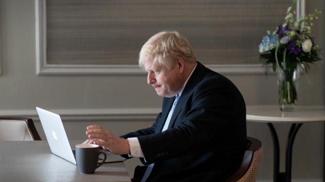 Boris Johnson trabaja en su discurso de apertura del congreso anual del Partido Conservador en Manchester.