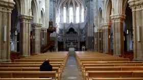 Un hombre reza en el interior De la Iglesia de Saint-Martin, en Nantes.