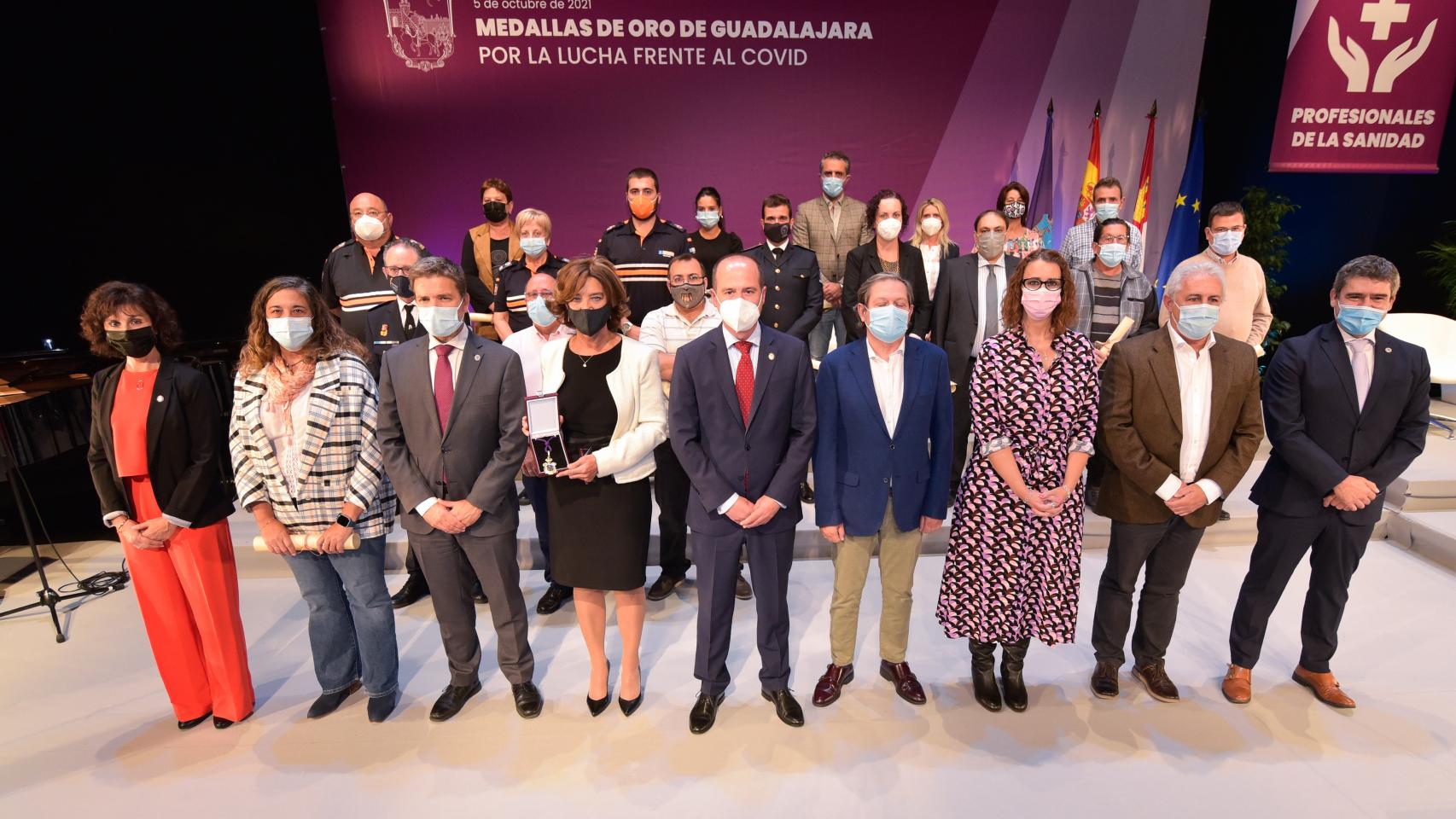 Acto de entrega de la medalla de oro de a los profesionales de la sanidad, la comunidad educativa y el personal municipal de Guadalajara