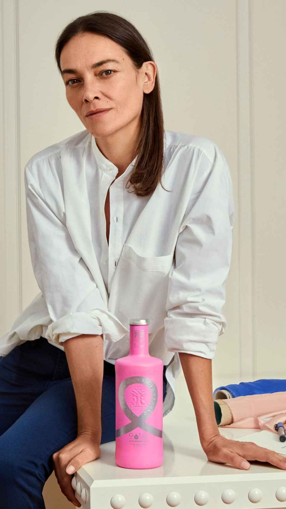 Laura Ponte posando junto a la botella rosa de Solán de Cabras.