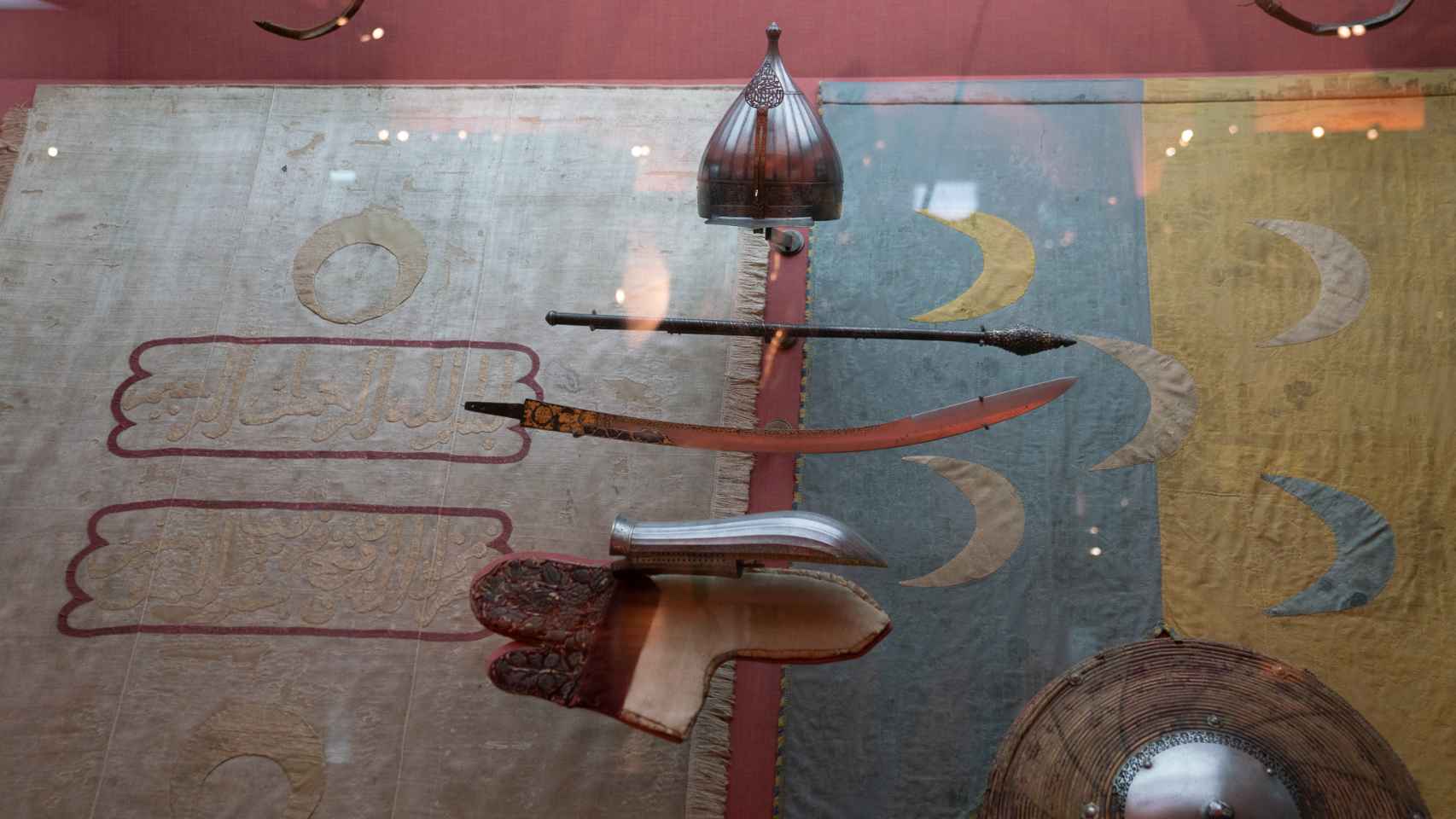 Rodela, maza, alfanje y manopla de Alí Pachá, expuestas en la Real Armería.