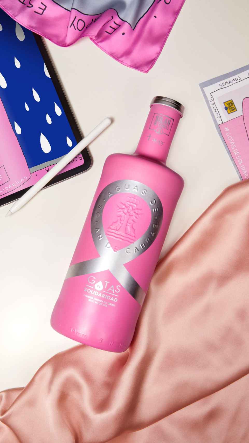 Imagen de la botella rosa de Solán de Cabras y el pañuelo diseñado por Ponte.
